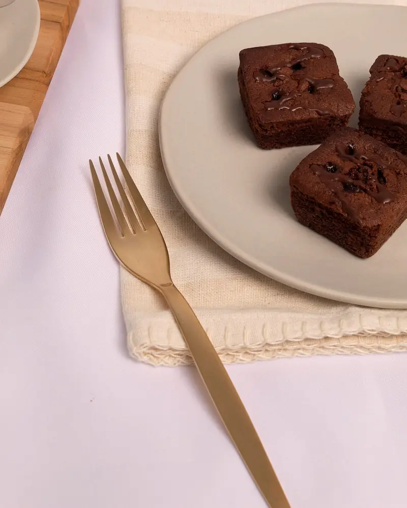 Čokoládové brownies na béžovom tanieri