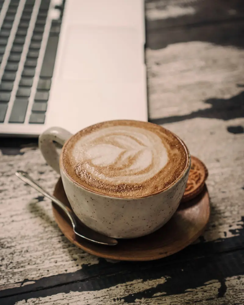 Cappuccino s mliečnou penou v keramickej šálke