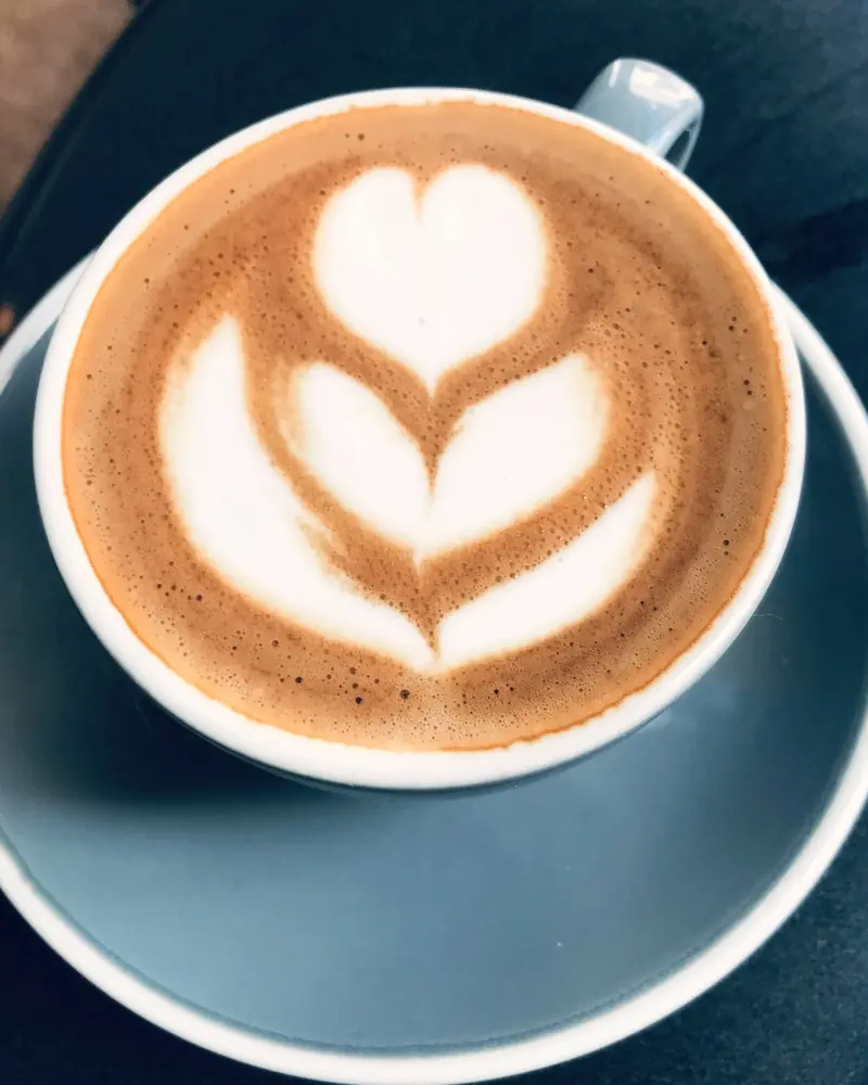 Flat white s latté art v bielej šálke