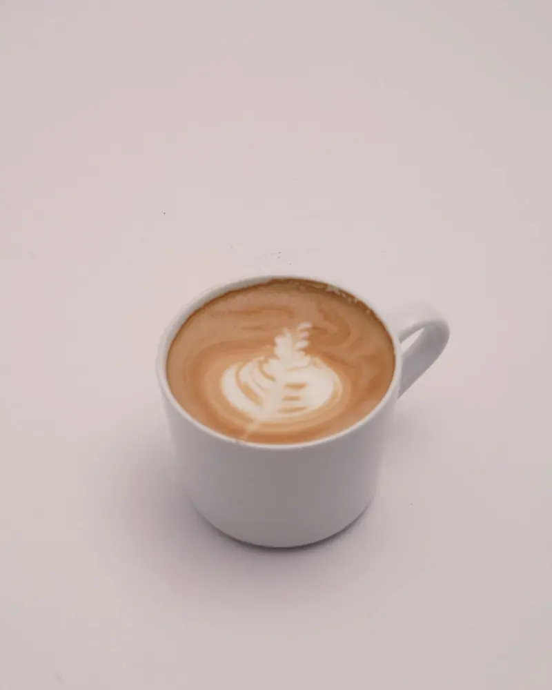 Caffe latte s latté art v bielej šálke