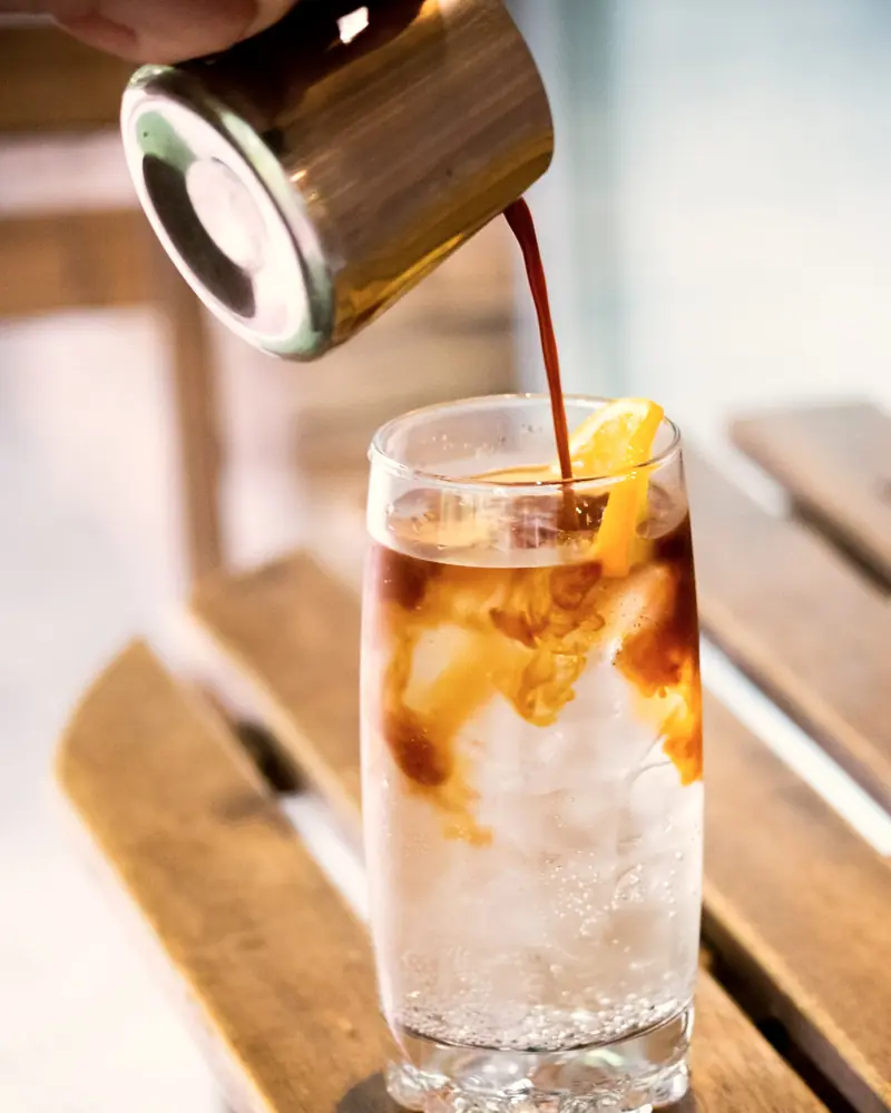 Espresso tonic s pomarančom v pohári